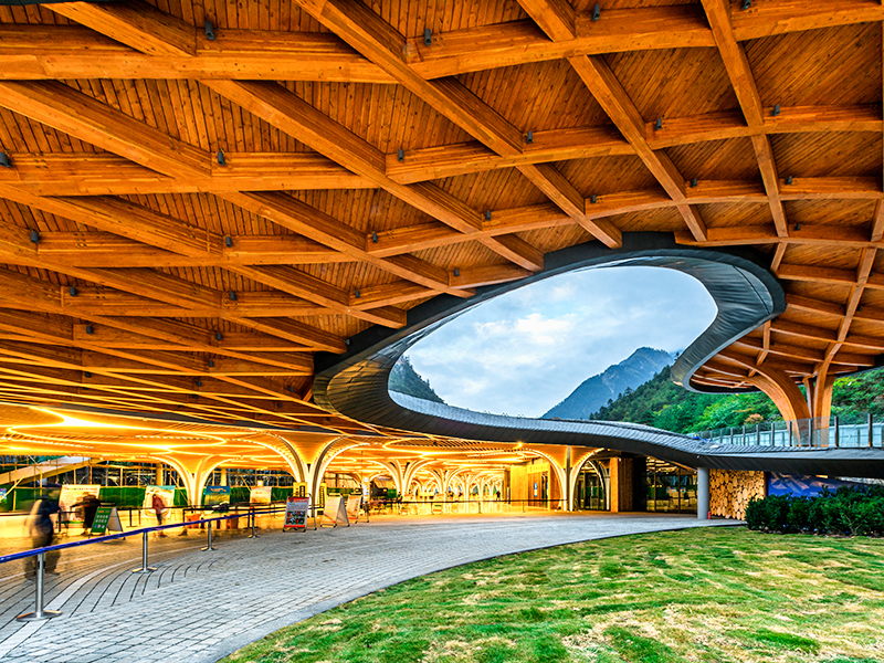 Træstrukturservicefaciliteter for turister i Jiuzhaigou