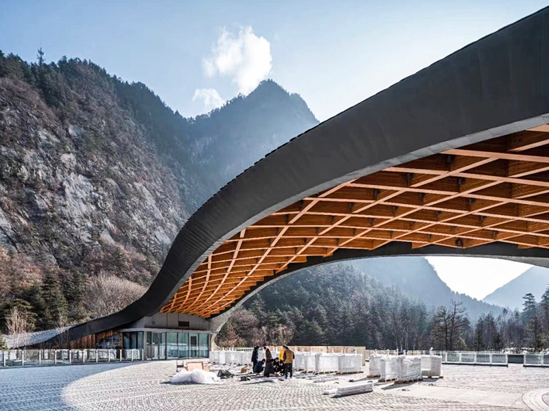 Træstrukturservicefaciliteter for turister i Jiuzhaigou